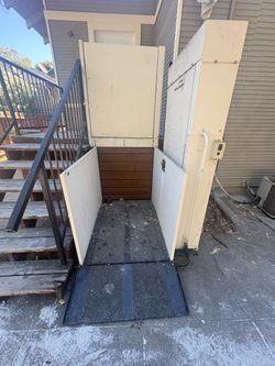 Harmar RPL400 Series Vertical Platform Lift