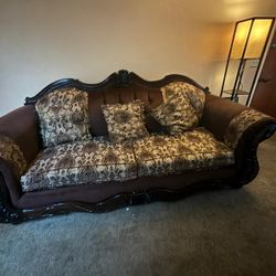 Vendo Estos Sillones Los Dos Por $150 Y Por La Mesa De Centro $35 Y La Mesa De Arte $60 Todo Barato  