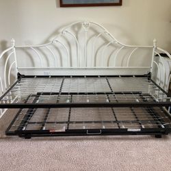 Day Bed Trindle With 2nd Bed Springs