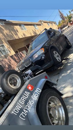Auto tow lift hitch