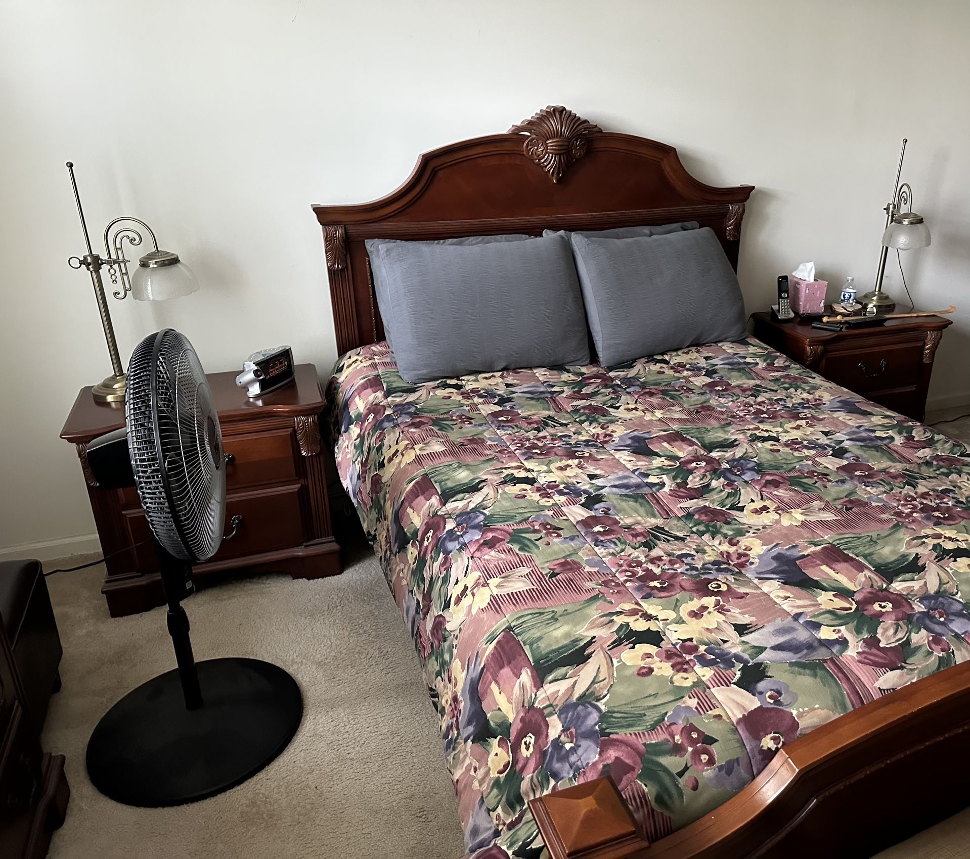 Complete Queen Sized Bedroom Set w/Bed, Dresser, Armoire, 2 Nightstandstt