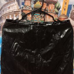 Curve‑Hugging Faux Leather Mini Skirt💅🏾😎