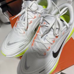 Men’s Nike Vomero Plus Size 9.5 Wide 