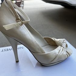 BCBG cream Leather Heels 