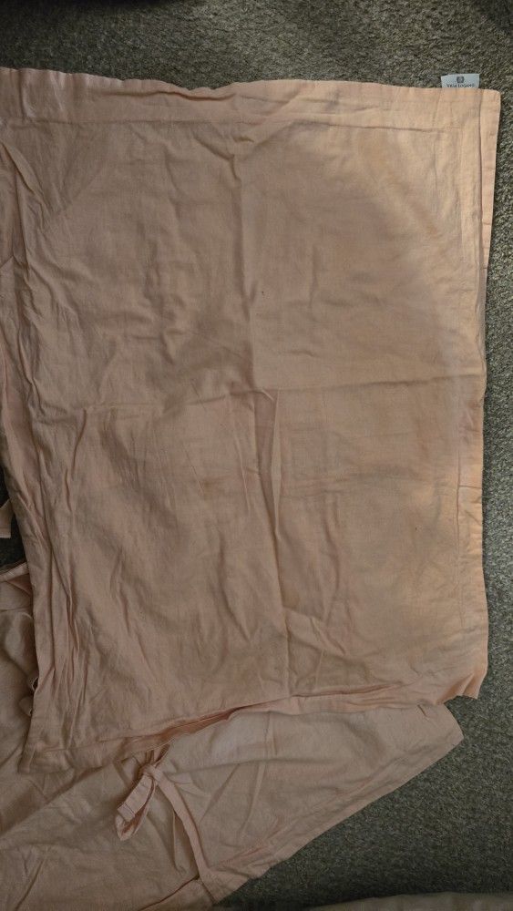 Villa Lugano Peach bedspread With 2 Pillow Shams. Great Condition!