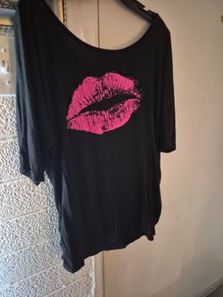 Beautiful New Pink Lippy off the shoulder blouse!