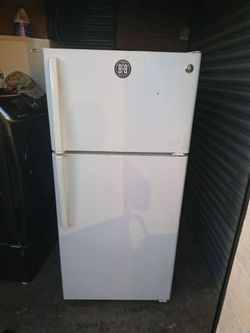 GE White Top-Freezer Refrigerator