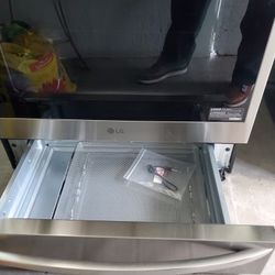 Lg Thinq Range Stove ,,,CRAKED GLASS TOP , EBRITHING WORKING ,, 