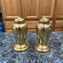 Vintage Mid Century Ceramic Pair of Salt and Pepper Shakers.  Size approximately 3 1/2 inches tall.  Preowned with original stoppers.  Had been on dis