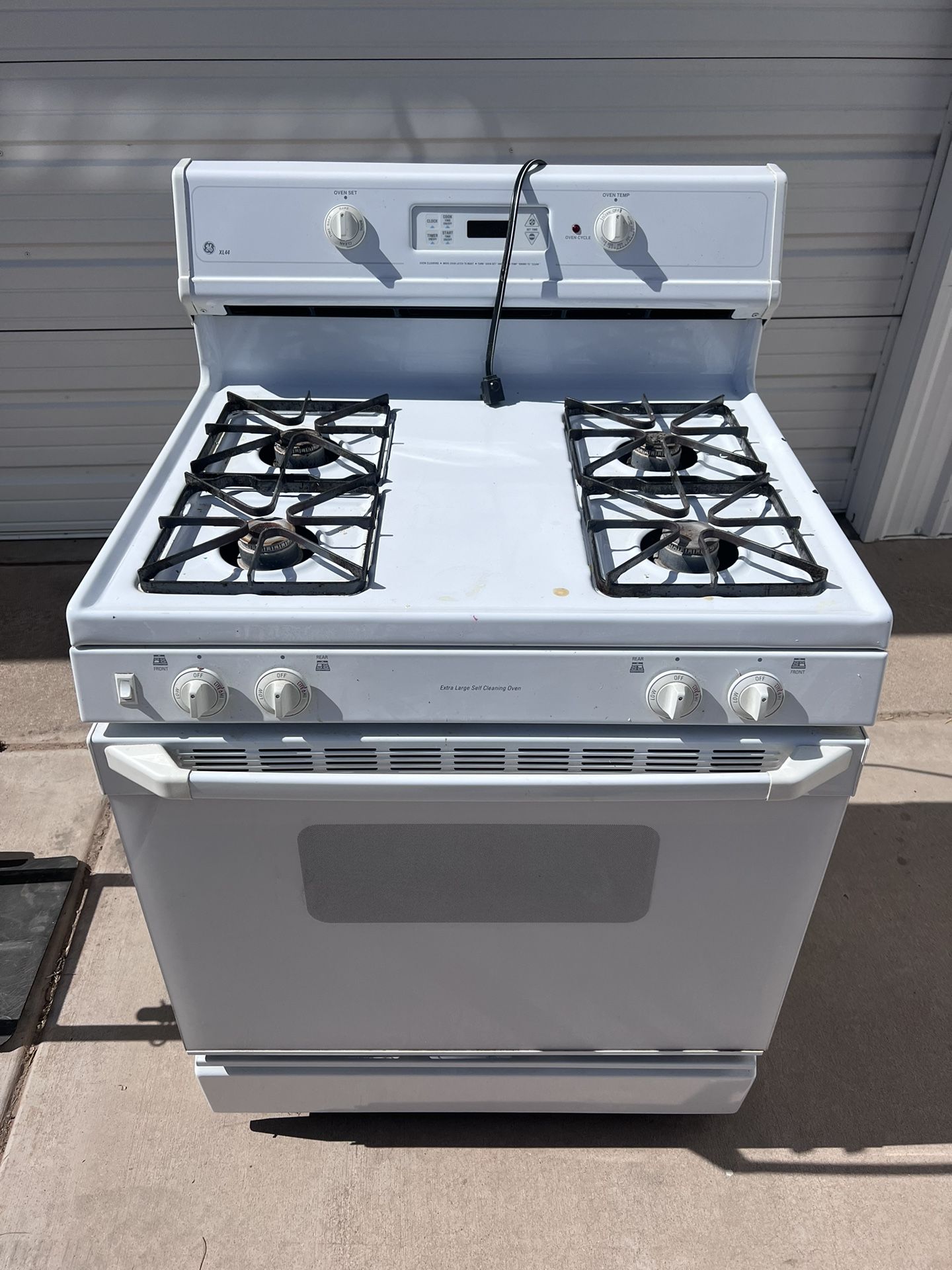 GE Gas Stove XL44 Free Standing White