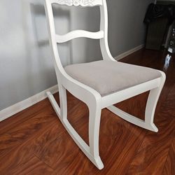 ROCKING CHAIR FOR SMALL NURSERY 