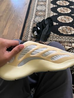 Adidas Yeezy 700 V3 azael size 8.5 no box