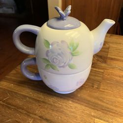 Beautiful hallmark tea, kettle, and cup set perfect condition