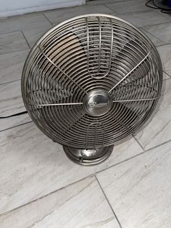 Small table fan