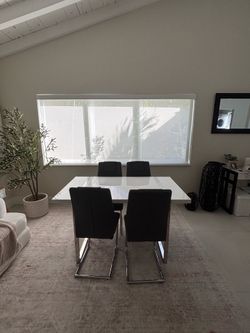4 person dining table for sale!