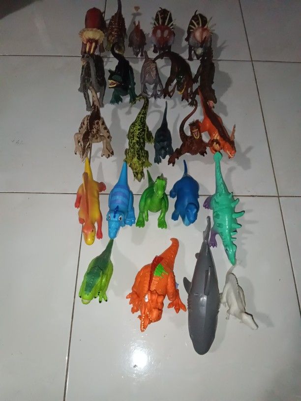 A Lot Of Dinosaurs Comes With 24 Different Dinosaurs