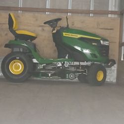 John Deere S100. Gas Riding Lawn Mower 