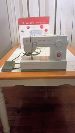 Singer Classic 44S Sewing Machine, like new in original box!