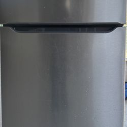 Frigidaire Top Freezer Refrigerator 30w by 67h (We Deliver)