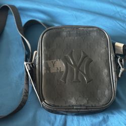 Ny Cross Bag And Hat