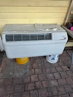 Amana  hotel ac good conditions  cold  air and heater for when it’s cold