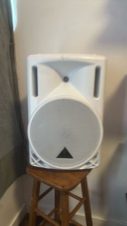 Behringer Eurolive B208D Powered PA Speaker + XENYX 502 Mixer Bundle