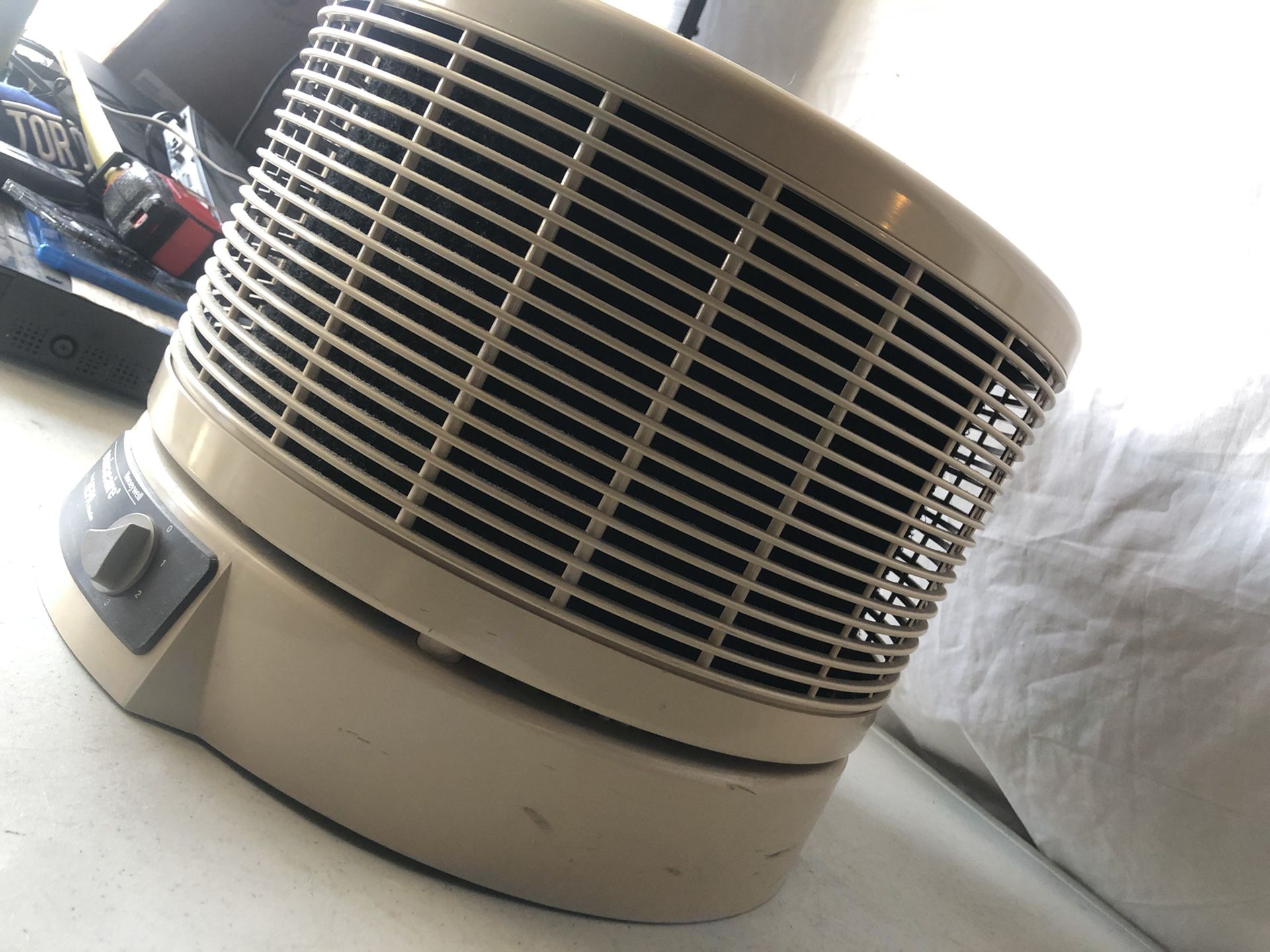 PRICE IS FIRM Honeywell 12520 HEPA Air Purifier COVERS 320 sq ft !!BRAND NEW FILTERS!! COMPLETELY CHANGES THE WHOLE AIR IN THE ROOM 6 times every hour