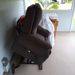 Power lift recliner