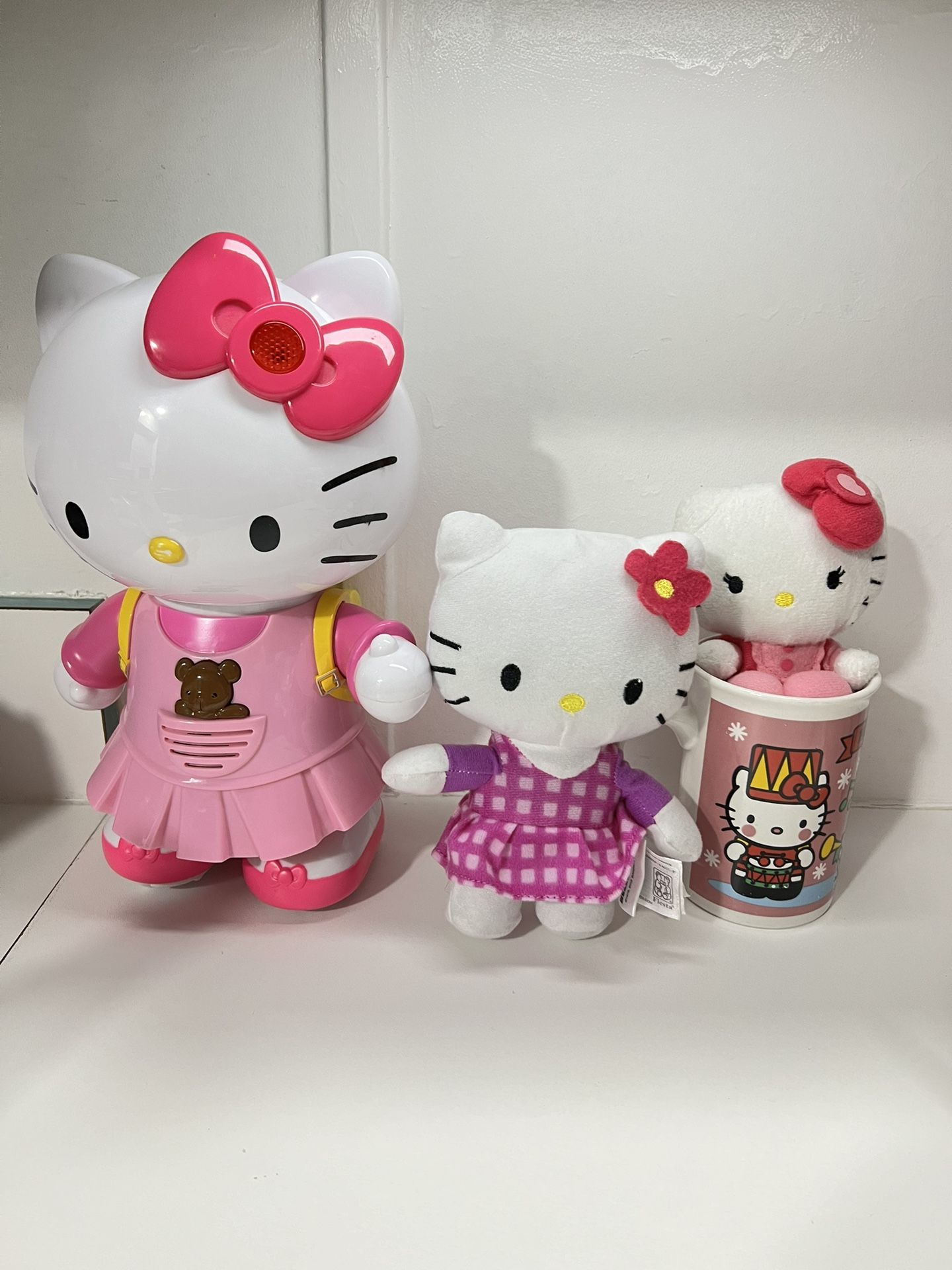 Hello kitty 2 small plush , mug kitty (The big kitty doesn’t work! It’s only for decoration.)
