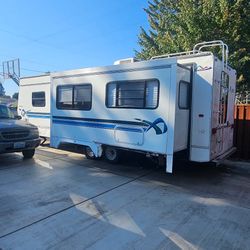 2000 Komfort Trailer 27’ With 12’ Slide out