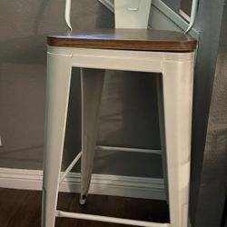 Set Of 4 White Metal 30’’ Swiveling Bar Stools