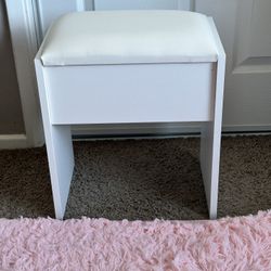 White Vanity Seat And Mirror