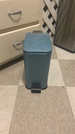 Small trash can with lid (metal) blue