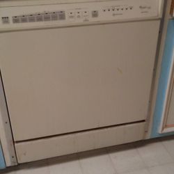 Free Working Whirlpool  Dishwasher, Easy Safe Contactless Pick Up Outside  In Vista. 