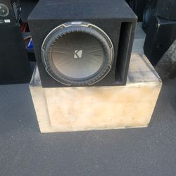 UNA BOCINA KICKER Y AMPLIFIER 