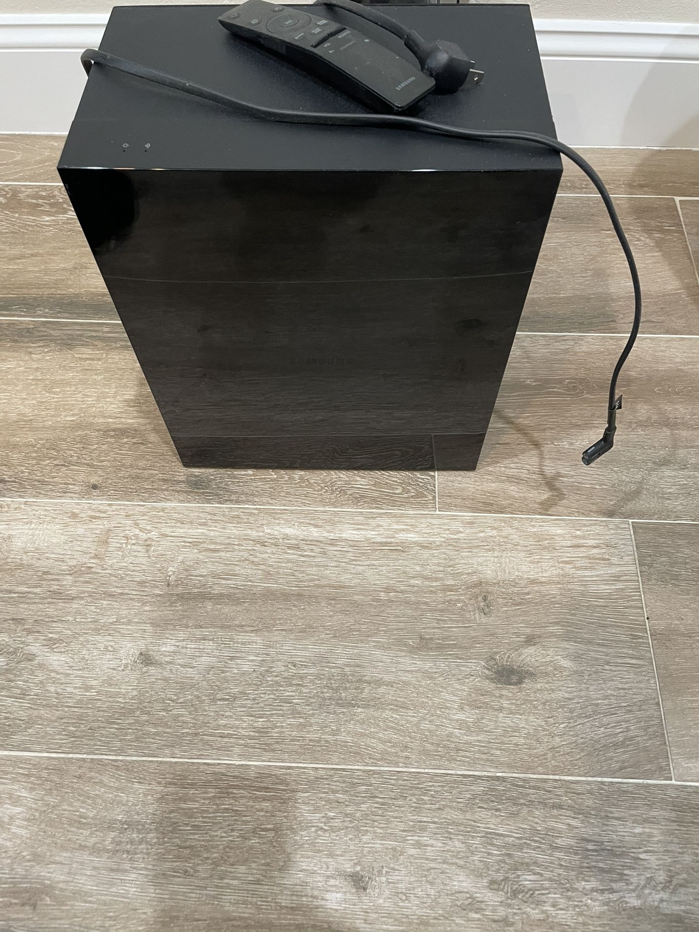 Samsun woofer and speaker bar.
