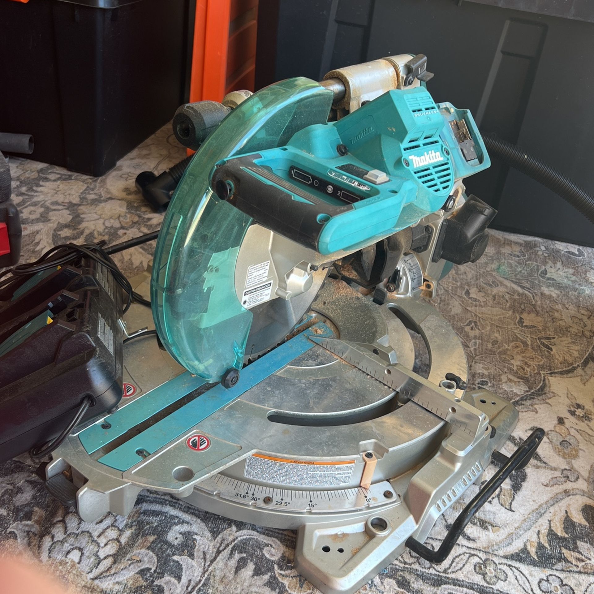 Makita xsl06 Miter Saw With Laser Kit
