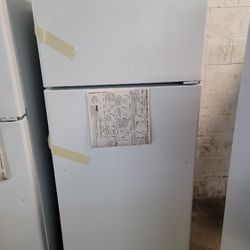 🚨 New 28" GE - 17.5 Cu. Ft. Top-Freezer Refrigerator - White GTS18HGNRWW
