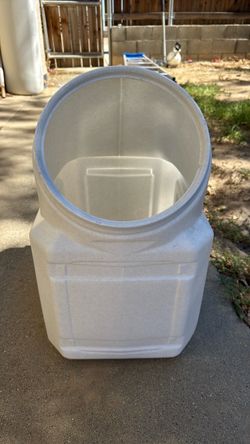 Dog food container