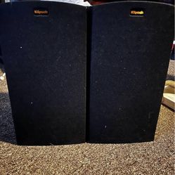 pair of klipsch speakers 