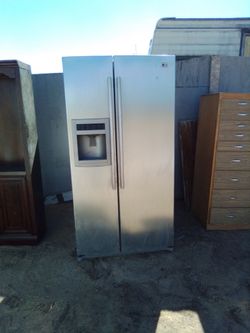 Lg refrigerator/freezer with ice maker