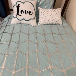 Twin size reversible bed set w/sham & 2 throw pillows seaglass green w/silver pattern