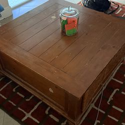Jennifer Convertibles Coffee Table with 4 Wicker Baskets