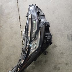 TOYOTA SIENA OEM RIGHT SIDE HEADLIGHT 