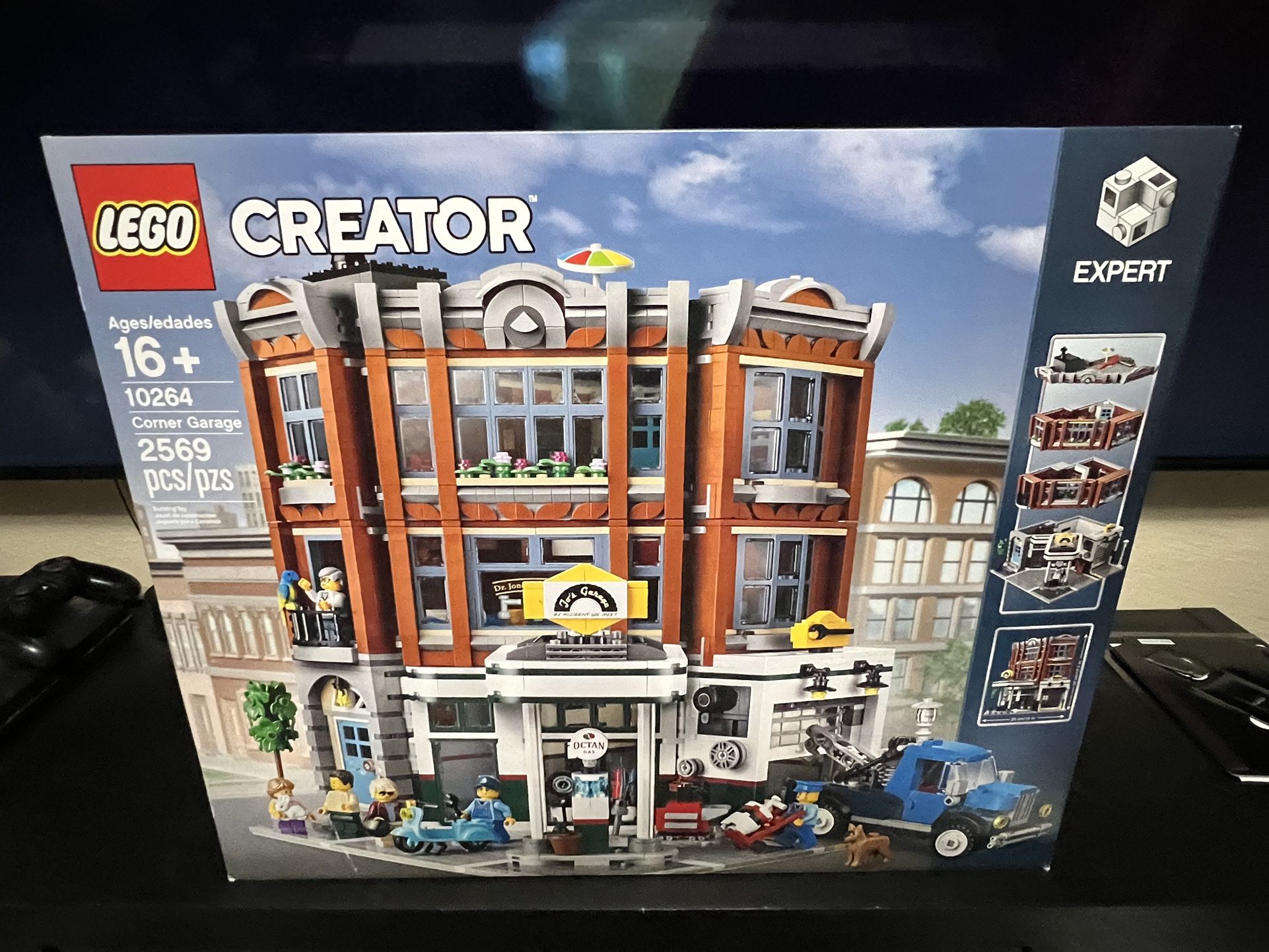 Lego Creator Expert Corner Garage 