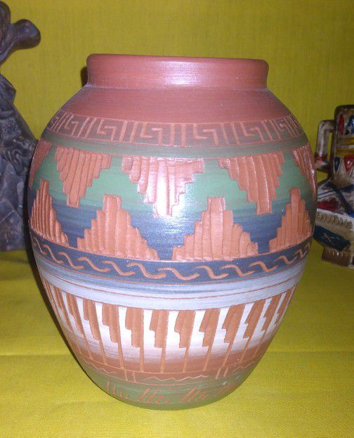 Tally Yozzi Navajo Pottery Vase
