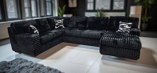 FREE White Glove Delivery – S319 Austin Black Sectional | Brand New