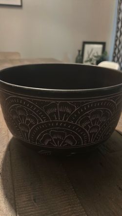 Intricately Etched Large Tibetan Singing Bowl – Meditating Buddha Design