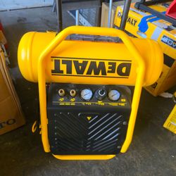 DeWALT XTREME Quiet 2 Stage 4.5-Gallon Portable Electric 200 PSI Hot dog Air Compressor #168834