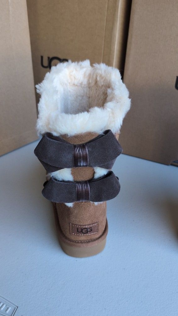UGG bow 2. Size 7, and 8